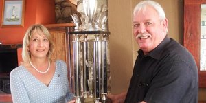 Links ontvang Johanna le Roux die Presidentstrofee van Boats van Staden